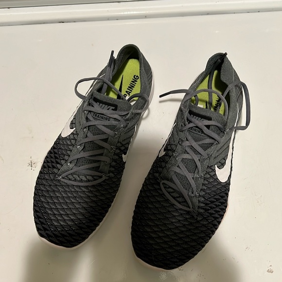 3 for 15 sale 🦃 Nike training shoes - Picture 2 of 4